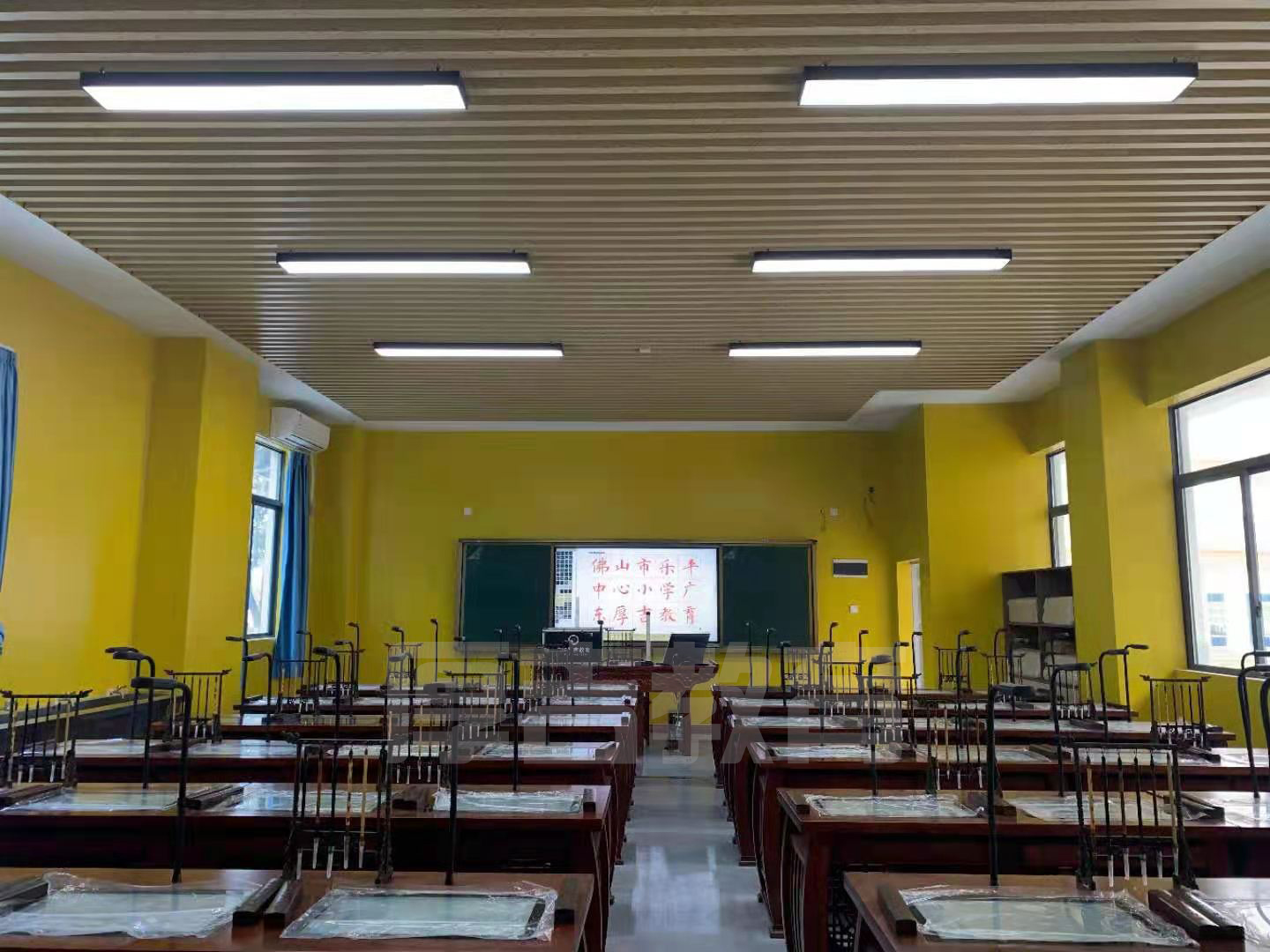 學(xué)校<a href='http://www.t905.cn/chanpin/57-1.html' target='1' style='font-size:18px; font-weight:bold; color:#000000;'>書(shū)法室</a>