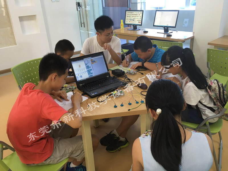 <a href='http://www.t905.cn' target='1' style='font-size:14px; font-weight:bold; color:#0080ff;'>創客實驗室</a>
