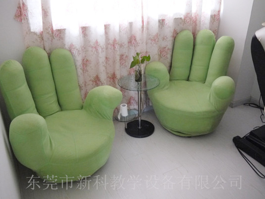 學校<a href='http://www.t905.cn' target='1' style='font-size:14px; font-weight:bold; color:#0080ff;'>心理咨詢室</a>布置