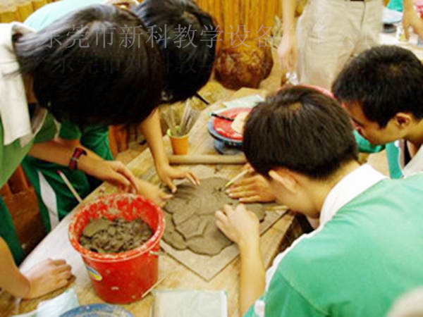 <a href='http://www.t905.cn/chanpin/55-1.html' target='1' style='font-size:18px; font-weight:bold; color:#000000;'>陶藝功能室</a>2