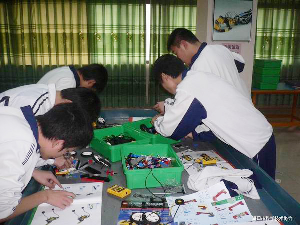 <a href='http://www.t905.cn/chanpin/60-1.html' target='1' style='font-size:18px; font-weight:bold; color:#000000;'>機器人功能室</a>2