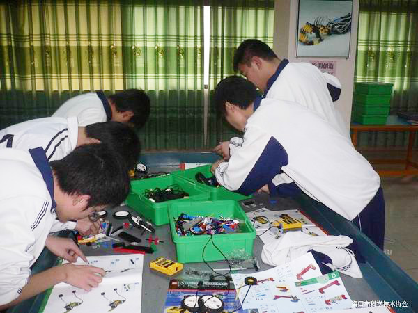 <a href='http://www.t905.cn/chanpin/60-1.html' target='1' style='font-size:18px; font-weight:bold; color:#000000;'>機器人功能室</a>