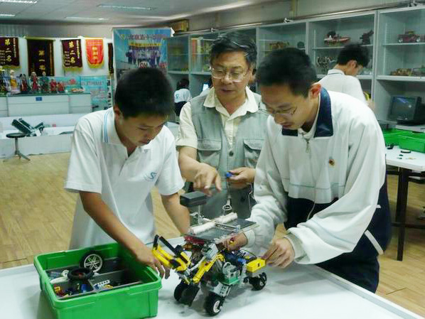 <a href='http://www.t905.cn/chanpin/60-1.html' target='1' style='font-size:18px; font-weight:bold; color:#000000;'>機器人功能室</a>5
